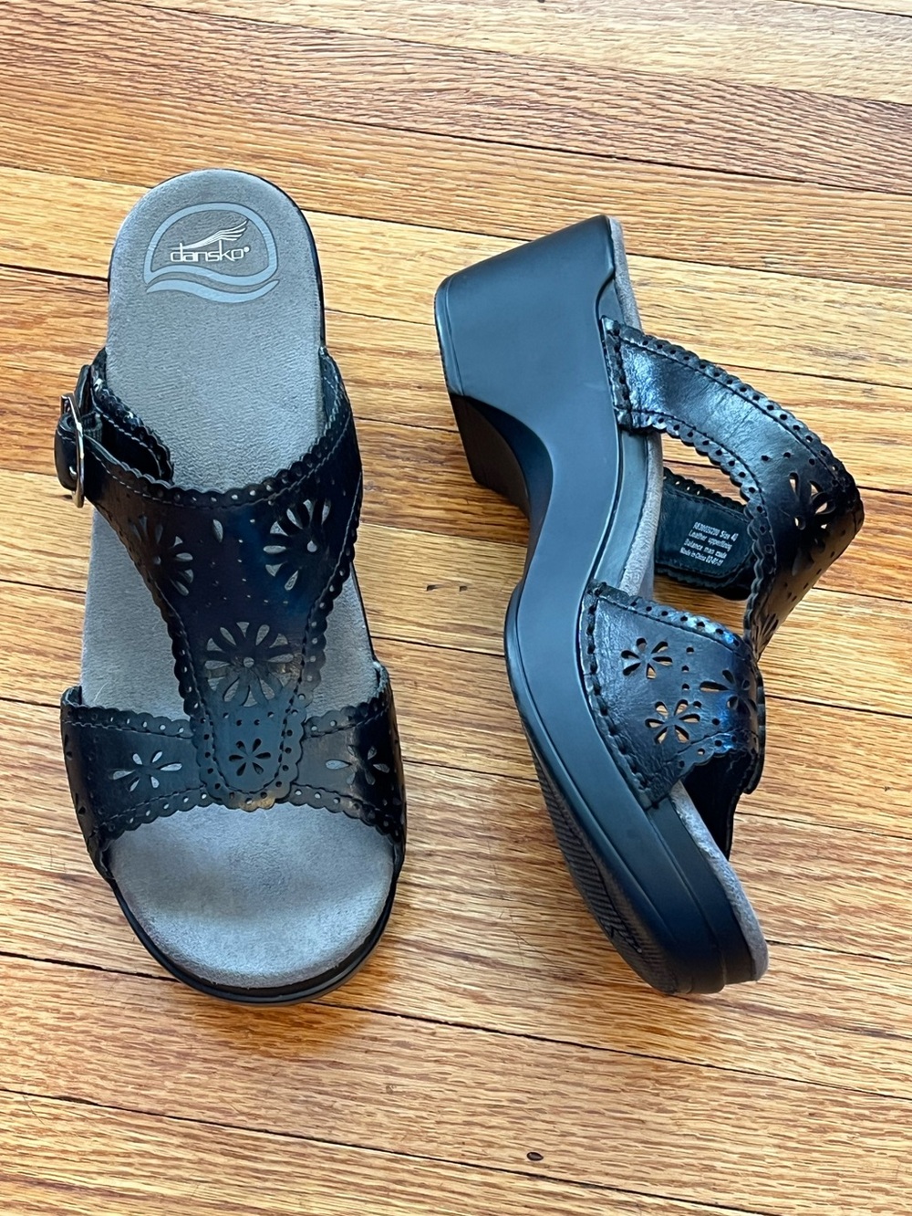 Dansko Sapphire Slide Sandal Clogs EU40/9 Black Leather Cutouts Buckle Comfort